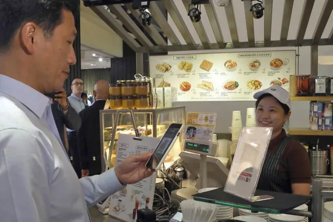 Singapore đẩy mạnh thanh toán bằng mã QR - Ảnh 1.