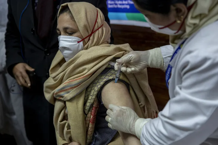 Người dân Ấn Độ đổ xô đi tiêm vaccine trong cơn sóng thần COVID-19 - Ảnh 1. Người dân Ấn Độ đổ xô đi tiêm vaccine trong cơn sóng thần COVID-19 - Ảnh 1.