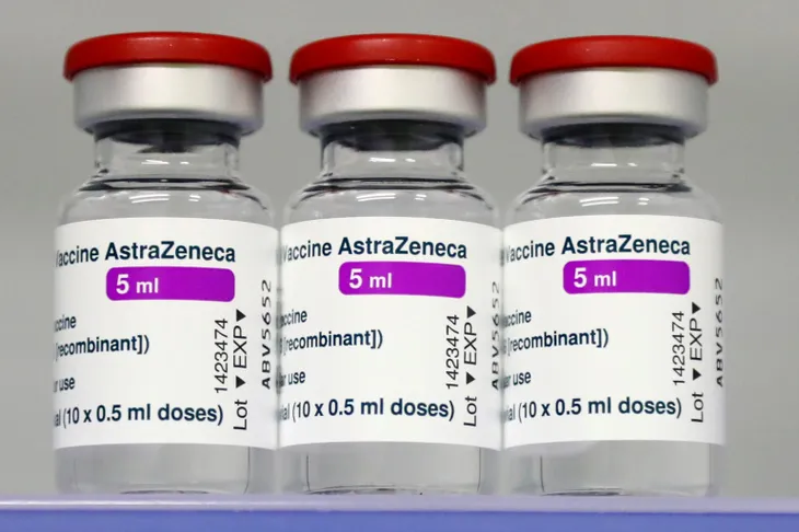EU khởi kiện AstraZeneca do chậm giao vaccine COVID-19 - Ảnh 1. EU khởi kiện AstraZeneca do chậm giao vaccine COVID-19 - Ảnh 1.