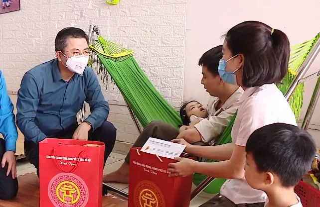 Người lao động thấm đòn COVID-19 - Ảnh 2. Người lao động thấm đòn COVID-19 - Ảnh 2.