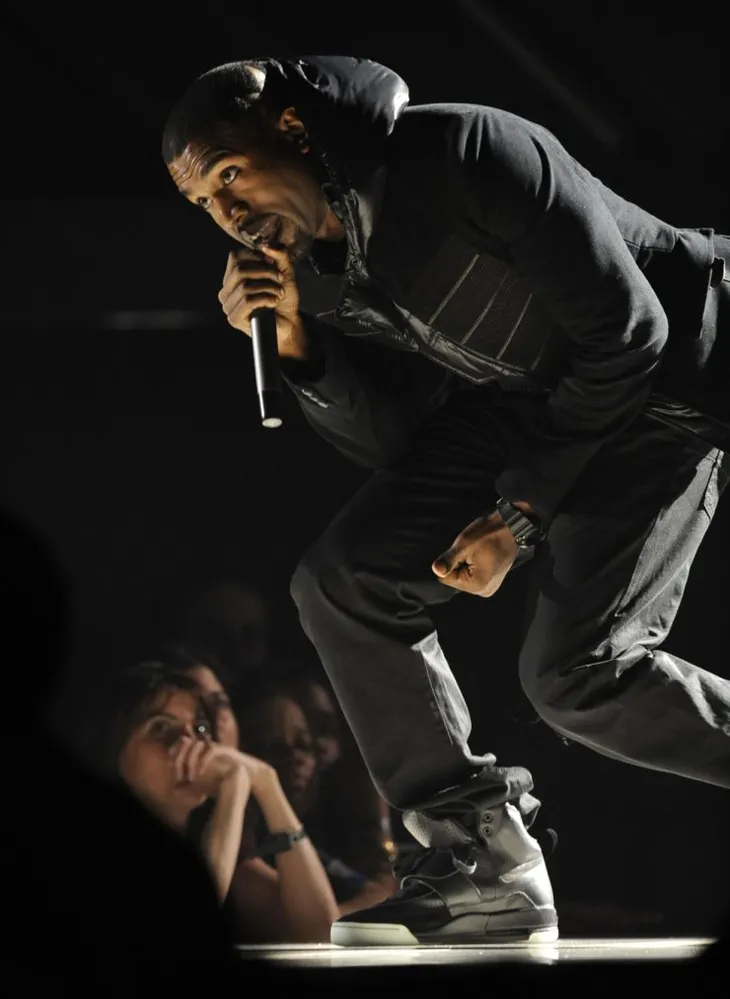 Giày thể thao của Kanye West xô đổ kỷ lục bán hàng với 1,8 triệu đô la - Ảnh 1. Giày thể thao của Kanye West xô đổ kỷ lục bán hàng với 1,8 triệu đô la - Ảnh 1.