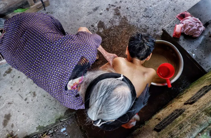 Bà cụ 96 tuổi neo đơn nuôi cháu bị bệnh tâm thần - Ảnh 2.