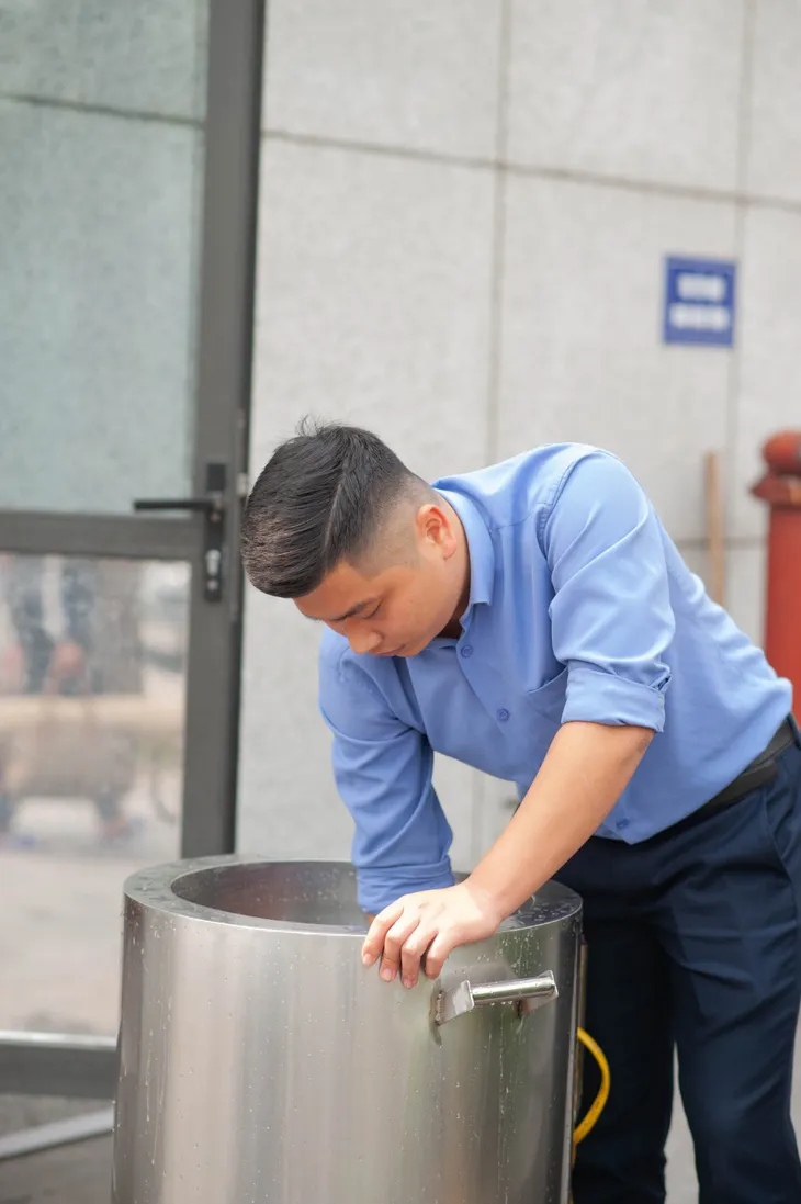 “Nồi cháo nghĩa tình dành cho bệnh nhân nghèo của các anh bảo vệ - Ảnh 1. “Nồi cháo nghĩa tình dành cho bệnh nhân nghèo của các anh bảo vệ - Ảnh 1.