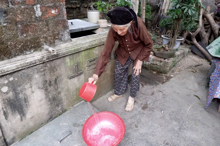 Bà cụ 96 tuổi neo đơn nuôi cháu bị bệnh tâm thần - Ảnh 3.