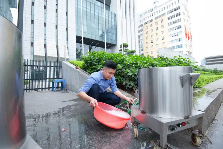 “Nồi cháo nghĩa tình dành cho bệnh nhân nghèo của các anh bảo vệ - Ảnh 2. “Nồi cháo nghĩa tình dành cho bệnh nhân nghèo của các anh bảo vệ - Ảnh 2.