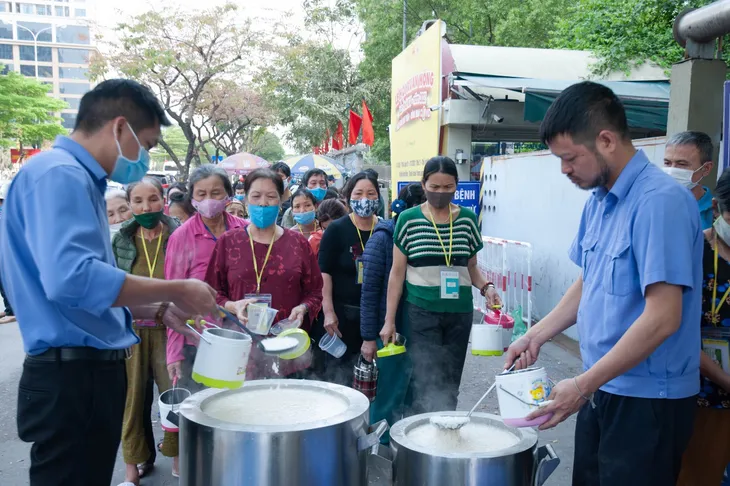 “Nồi cháo nghĩa tình dành cho bệnh nhân nghèo của các anh bảo vệ - Ảnh 5. “Nồi cháo nghĩa tình dành cho bệnh nhân nghèo của các anh bảo vệ - Ảnh 5.