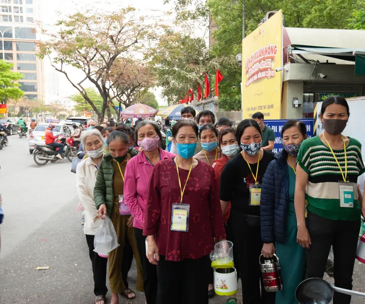 “Nồi cháo nghĩa tình dành cho bệnh nhân nghèo của các anh bảo vệ - Ảnh 6. “Nồi cháo nghĩa tình dành cho bệnh nhân nghèo của các anh bảo vệ - Ảnh 6.
