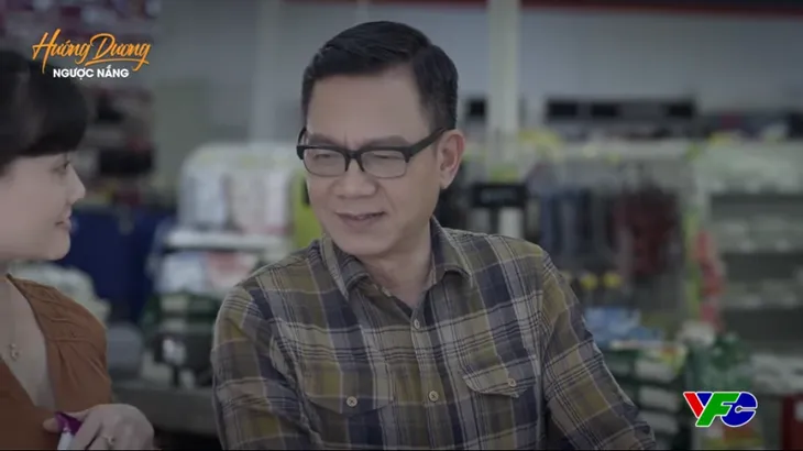 Hướng dương ngược nắng - Tập 59: Va trúng ông Quân, bà Diễm Loan chớp ngay thời cơ tán tỉnh - Ảnh 2. Hướng dương ngược nắng - Tập 59: Va trúng ông Quân, bà Diễm Loan chớp ngay thời cơ tán tỉnh - Ảnh 2.