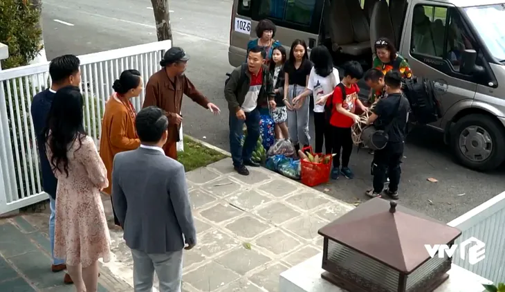 Hương vị tình thân - Tập 6: Bà Xuân bị mẹ chồng ghét ra mặt vì ăn mặc lòe loẹt - Ảnh 5. Hương vị tình thân - Tập 6: Bà Xuân bị mẹ chồng ghét ra mặt vì ăn mặc lòe loẹt - Ảnh 5.
