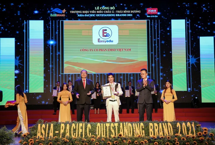 Giải thưởng Top 10 Thương hiệu tiêu biểu châu Á - Thái Bình Dương 2021 - Easy Edu vươn mình mạnh mẽ - Ảnh 2. Giải thưởng Top 10 Thương hiệu tiêu biểu châu Á - Thái Bình Dương 2021 - Easy Edu vươn mình mạnh mẽ - Ảnh 2.