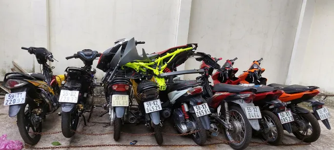 Khởi tố 5 đối tượng vụ chặn cao tốc để đua xe - Ảnh 1. Khởi tố 5 đối tượng vụ chặn cao tốc để đua xe - Ảnh 1.