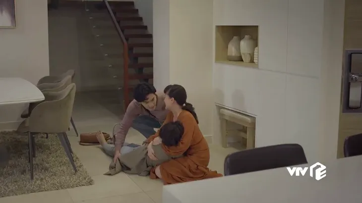 Hướng dương ngược nắng - Tập 59: Phúc đẩy thuyền Minh - Hoàng, Châu chết lặng vì độ si tình của Kiên - Ảnh 14. Hướng dương ngược nắng - Tập 59: Phúc đẩy thuyền Minh - Hoàng, Châu chết lặng vì độ si tình của Kiên - Ảnh 14.