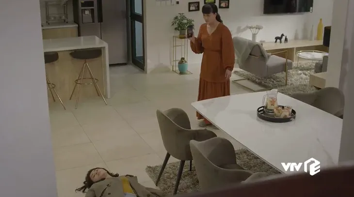Hướng dương ngược nắng - Tập 59: Phúc đẩy thuyền Minh - Hoàng, Châu chết lặng vì độ si tình của Kiên - Ảnh 12. Hướng dương ngược nắng - Tập 59: Phúc đẩy thuyền Minh - Hoàng, Châu chết lặng vì độ si tình của Kiên - Ảnh 12.