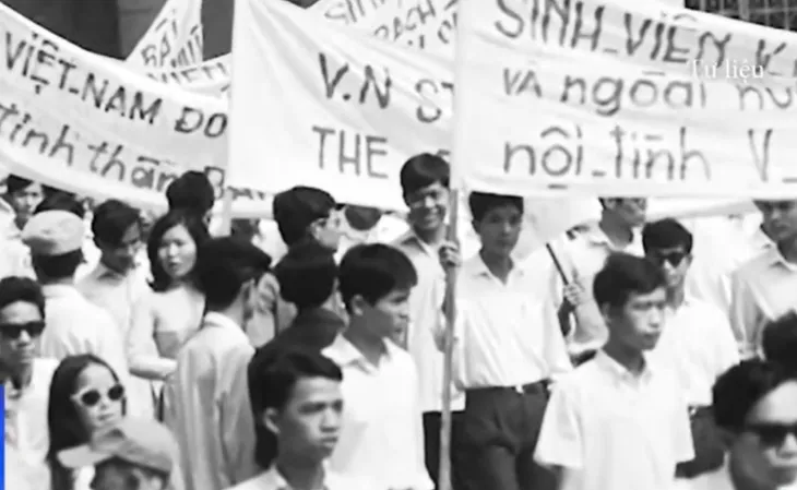 Áo dài Việt Nam đi qua khói lửa chiến tranh - Ảnh 2. Áo dài Việt Nam đi qua khói lửa chiến tranh - Ảnh 2.