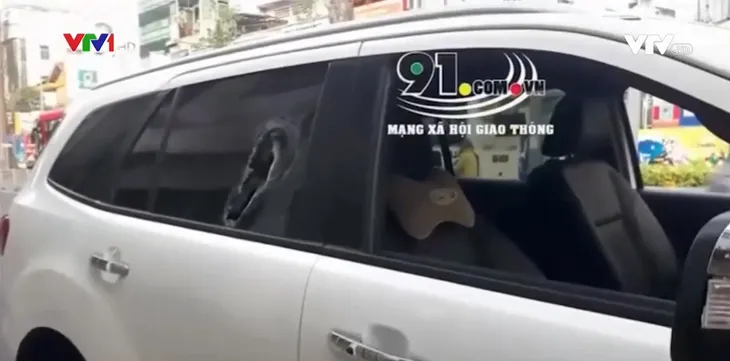 Dẫn đường đi tìm chỗ gửi xe rồi hung hăng đập phá liên tiếp 2 ô tô - Ảnh 1. Dẫn đường đi tìm chỗ gửi xe rồi hung hăng đập phá liên tiếp 2 ô tô - Ảnh 1.