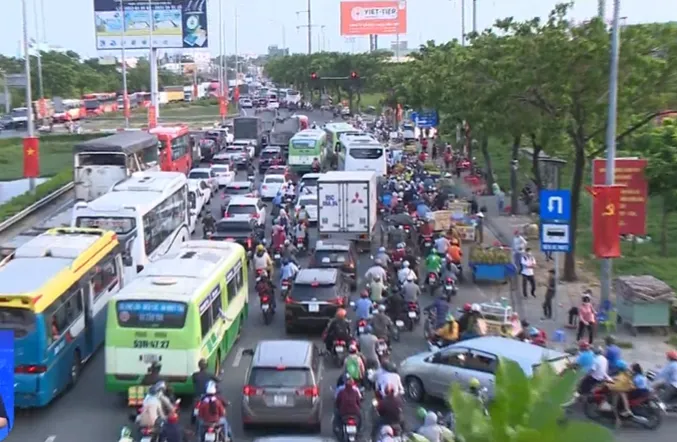 Ùn ứ tại cửa ngõ Hà Nội và TP Hồ Chí Minh trước thềm nghỉ lễ 30/4-1/5 - Ảnh 1. Ùn ứ tại cửa ngõ Hà Nội và TP Hồ Chí Minh trước thềm nghỉ lễ 30/4-1/5 - Ảnh 1.