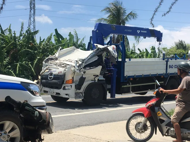 Xe sửa chữa lưới điện kéo sập cổng chào, 2 người thương vong - Ảnh 1. Xe sửa chữa lưới điện kéo sập cổng chào, 2 người thương vong - Ảnh 1.