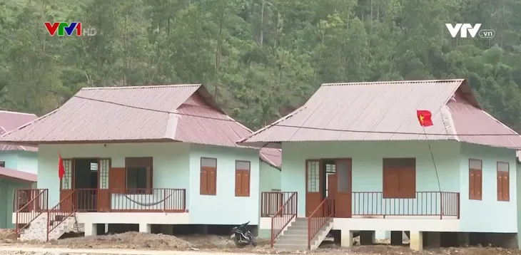 Cuộc sống hồi sinh nơi làng mới của người dân vùng sạt lở Trà Leng - Ảnh 1.