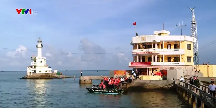 Huyện đảo Trường Sa vững vàng nơi đầu sóng - Ảnh 2. Huyện đảo Trường Sa vững vàng nơi đầu sóng - Ảnh 2.