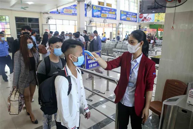 Hà Nội tăng cường phòng, chống dịch COVID-19 tại các bến xe dịp cao điểm nghỉ lễ - Ảnh 3. Hà Nội tăng cường phòng, chống dịch COVID-19 tại các bến xe dịp cao điểm nghỉ lễ - Ảnh 3.