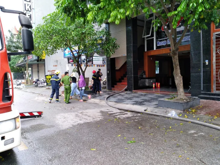 Dập tắt đám cháy ở cơ sở massage 9 tầng, cứu sống 5 người - Ảnh 1. Dập tắt đám cháy ở cơ sở massage 9 tầng, cứu sống 5 người - Ảnh 1.