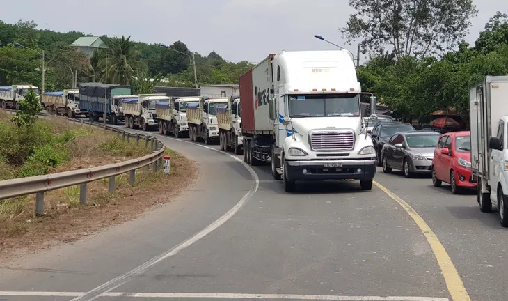 Xe tải gây tai nạn liên hoàn, Quốc lộ 14 kẹt xe kéo dài gần 1 km - Ảnh 1. Xe tải gây tai nạn liên hoàn, Quốc lộ 14 kẹt xe kéo dài gần 1 km - Ảnh 1.