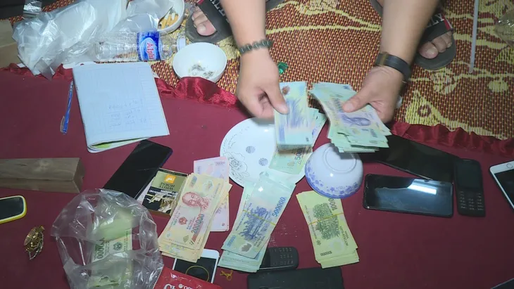 Triệt phá sòng bạc quy mô lớn, có người cảnh giới nhiều vòng - Ảnh 1. Triệt phá sòng bạc quy mô lớn, có người cảnh giới nhiều vòng - Ảnh 1.