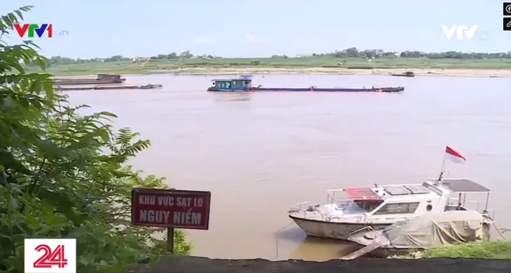 Hà Nội công bố tình trạng khẩn cấp sự cố sụt, sạt kè ven sông Hồng - Ảnh 1. Hà Nội công bố tình trạng khẩn cấp sự cố sụt, sạt kè ven sông Hồng - Ảnh 1.