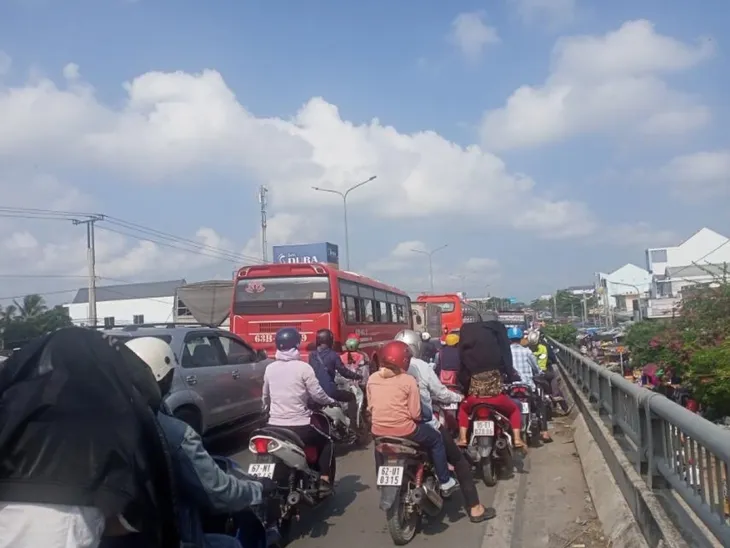 Ùn ứ kéo dài khu vực cửa ngõ Thủ đô và Tiền Giang ngày đầu nghỉ lễ - Ảnh 3. Ùn ứ kéo dài khu vực cửa ngõ Thủ đô và Tiền Giang ngày đầu nghỉ lễ - Ảnh 3.