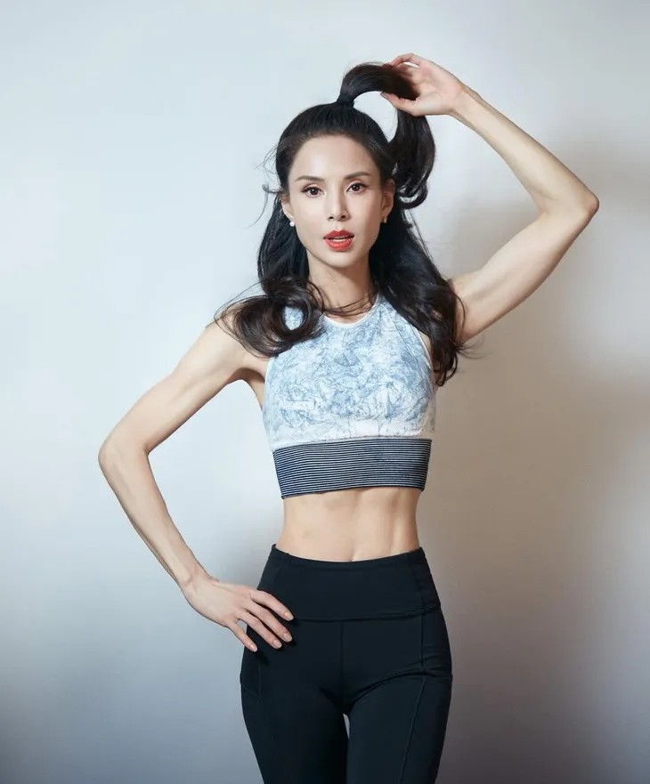 Sao Hong Kong Lý Nhược Đồng ăn thả phanh vẫn có vòng eo 55,88cm - Ảnh 1.