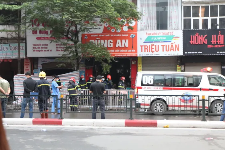 Tìm thấy 2 thi thể trong vụ cháy cửa hàng đồ sơ sinh ở phố Tôn Đức Thắng - Ảnh 1.