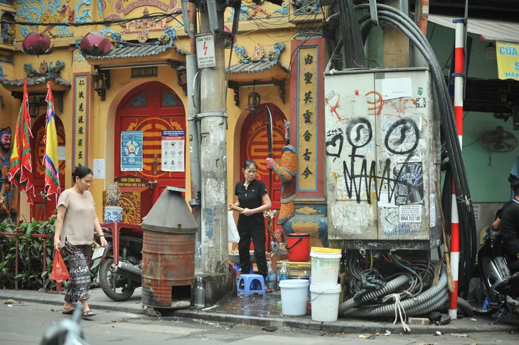 Hàng loạt di tích trên phố cổ biến thành điểm kinh doanh, buôn bán - Ảnh 1. Hàng loạt di tích trên phố cổ biến thành điểm kinh doanh, buôn bán - Ảnh 1.