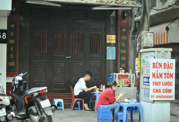 Hàng loạt di tích trên phố cổ biến thành điểm kinh doanh, buôn bán - Ảnh 9. Hàng loạt di tích trên phố cổ biến thành điểm kinh doanh, buôn bán - Ảnh 9.