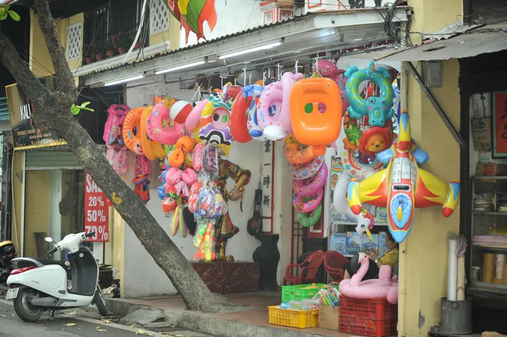 Hàng loạt di tích trên phố cổ biến thành điểm kinh doanh, buôn bán - Ảnh 3. Hàng loạt di tích trên phố cổ biến thành điểm kinh doanh, buôn bán - Ảnh 3.