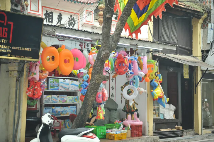 Hàng loạt di tích trên phố cổ biến thành điểm kinh doanh, buôn bán - Ảnh 4. Hàng loạt di tích trên phố cổ biến thành điểm kinh doanh, buôn bán - Ảnh 4.