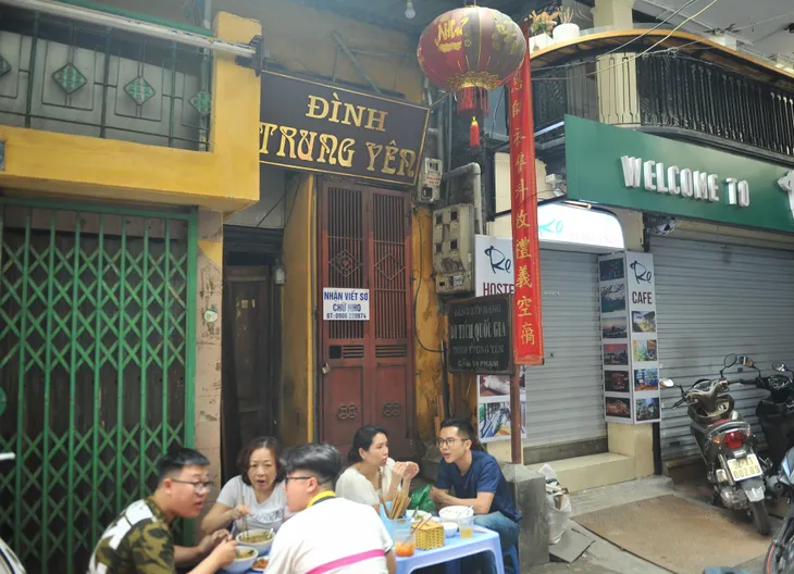 Hàng loạt di tích trên phố cổ biến thành điểm kinh doanh, buôn bán - Ảnh 5. Hàng loạt di tích trên phố cổ biến thành điểm kinh doanh, buôn bán - Ảnh 5.
