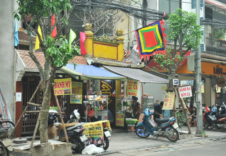Hàng loạt di tích trên phố cổ biến thành điểm kinh doanh, buôn bán - Ảnh 2. Hàng loạt di tích trên phố cổ biến thành điểm kinh doanh, buôn bán - Ảnh 2.