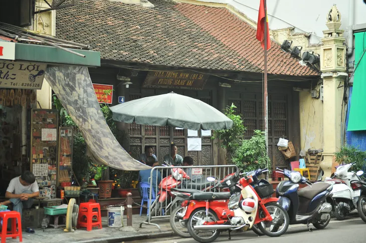Hàng loạt di tích trên phố cổ biến thành điểm kinh doanh, buôn bán - Ảnh 10. Hàng loạt di tích trên phố cổ biến thành điểm kinh doanh, buôn bán - Ảnh 10.