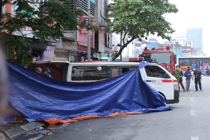 Hỗ trợ gia đình các nạn nhân trong vụ cháy ở phố Tôn Đức Thắng - Ảnh 1. Hỗ trợ gia đình các nạn nhân trong vụ cháy ở phố Tôn Đức Thắng - Ảnh 1.