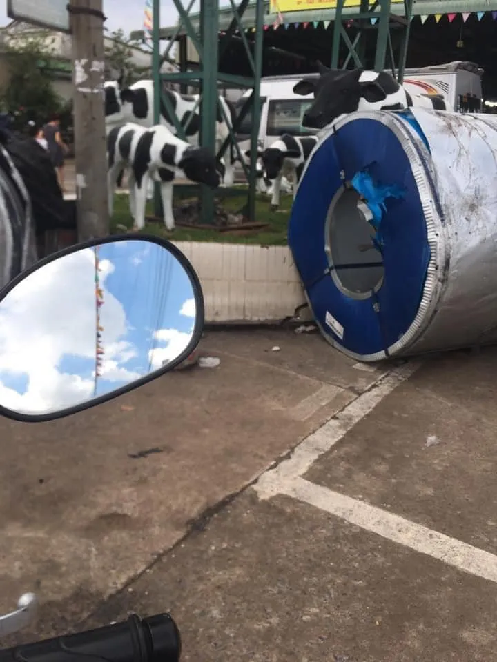 Hai cuộn thép nặng gần chục tấn rơi xuống đường, nhiều người thoát nạn - Ảnh 2. Hai cuộn thép nặng gần chục tấn rơi xuống đường, nhiều người thoát nạn - Ảnh 2.