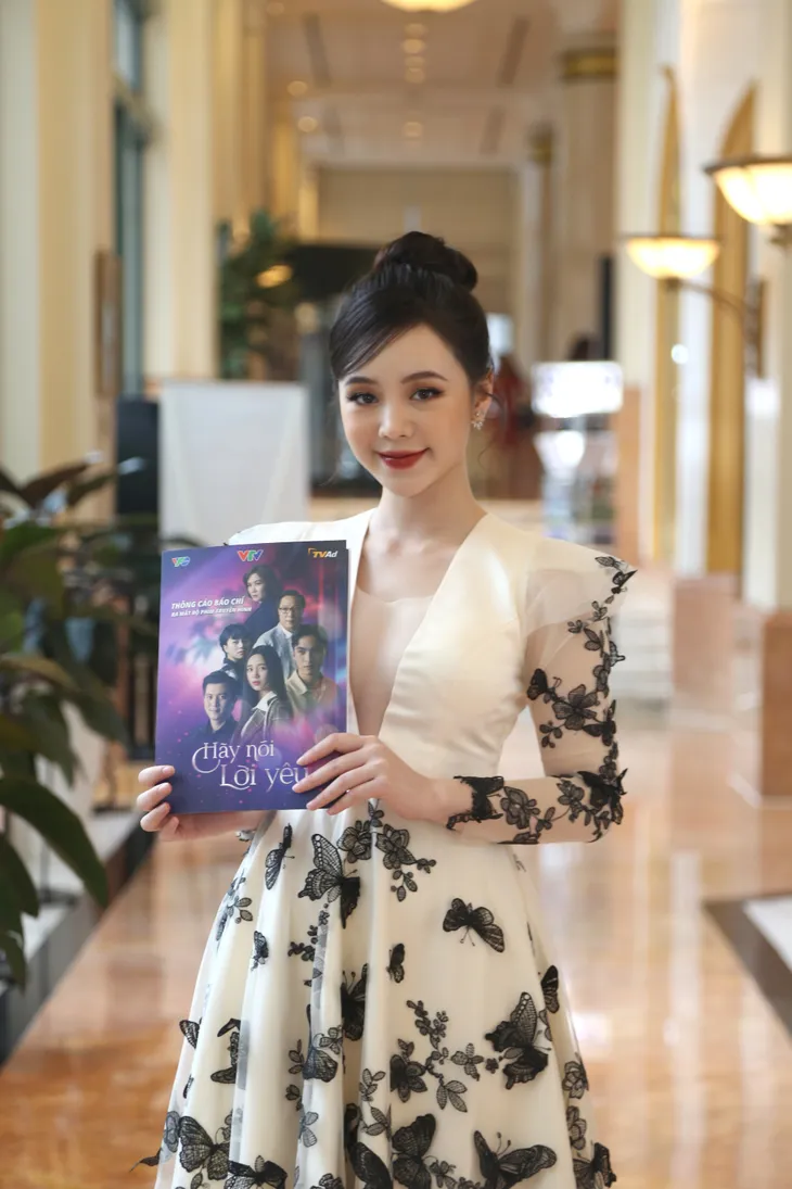 Quỳnh Kool diện váy xẻ sâu trong họp báo phim mới Hãy nói lời yêu - Ảnh 2. Quỳnh Kool diện váy xẻ sâu trong họp báo phim mới Hãy nói lời yêu - Ảnh 2.