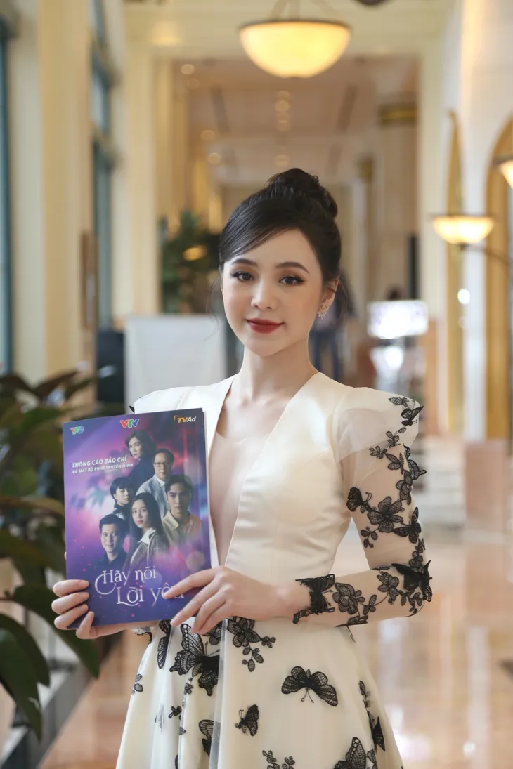 Quỳnh Kool diện váy xẻ sâu trong họp báo phim mới Hãy nói lời yêu - Ảnh 3. Quỳnh Kool diện váy xẻ sâu trong họp báo phim mới Hãy nói lời yêu - Ảnh 3.