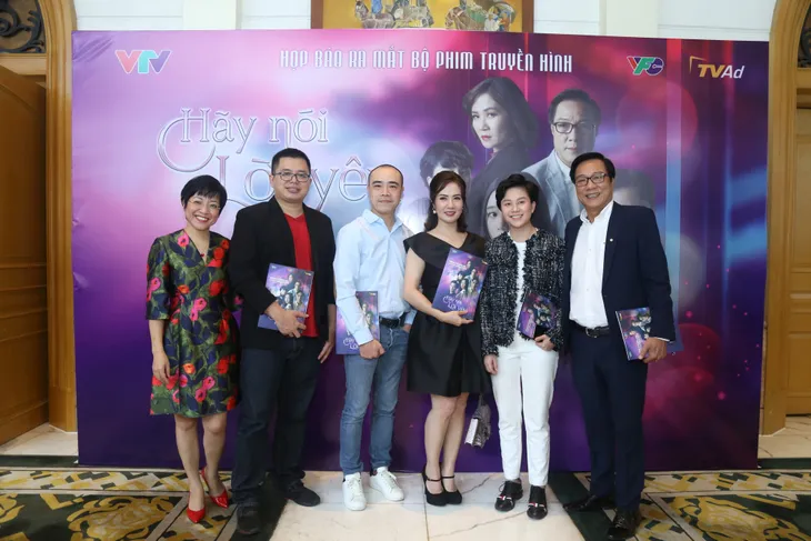 Quỳnh Kool diện váy xẻ sâu trong họp báo phim mới Hãy nói lời yêu - Ảnh 5. Quỳnh Kool diện váy xẻ sâu trong họp báo phim mới Hãy nói lời yêu - Ảnh 5.