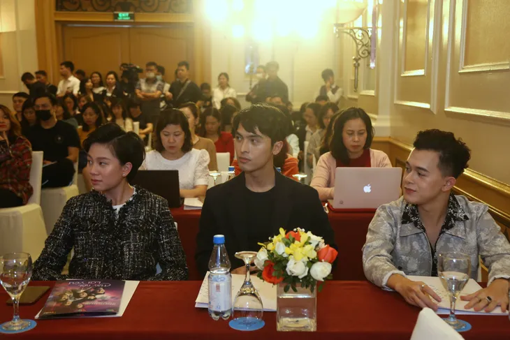 Quỳnh Kool diện váy xẻ sâu trong họp báo phim mới Hãy nói lời yêu - Ảnh 13. Quỳnh Kool diện váy xẻ sâu trong họp báo phim mới Hãy nói lời yêu - Ảnh 13.