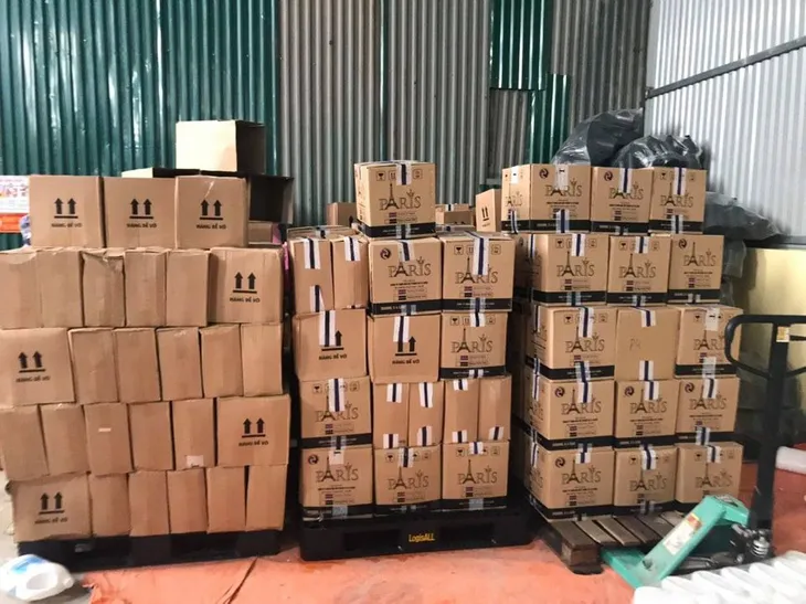 Bắt hàng nghìn can nước giặt giả mạo nhãn hiệu D-nee, Comfort, sản xuất bằng công nghệ xô chậu - Ảnh 5. Bắt hàng nghìn can nước giặt giả mạo nhãn hiệu D-nee, Comfort, sản xuất bằng công nghệ xô chậu - Ảnh 5.