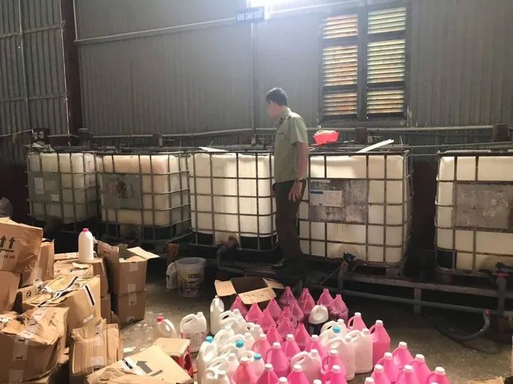 Bắt hàng nghìn can nước giặt giả mạo nhãn hiệu D-nee, Comfort, sản xuất bằng công nghệ xô chậu - Ảnh 2. Bắt hàng nghìn can nước giặt giả mạo nhãn hiệu D-nee, Comfort, sản xuất bằng công nghệ xô chậu - Ảnh 2.