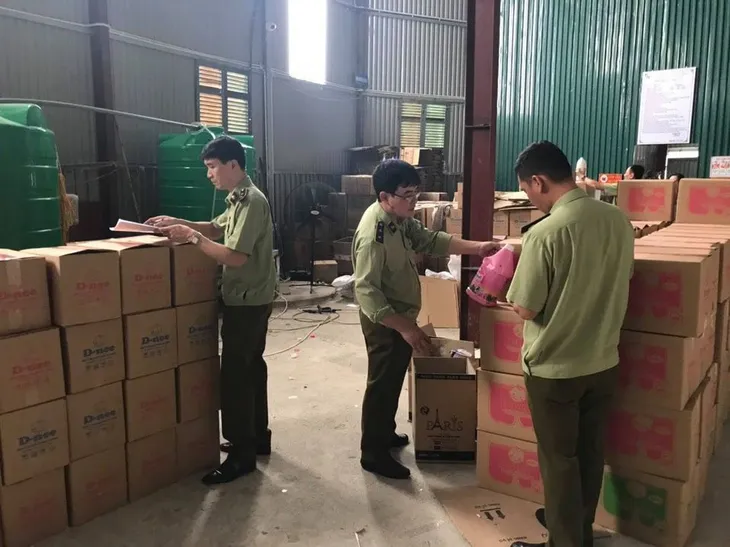 Bắt hàng nghìn can nước giặt giả mạo nhãn hiệu D-nee, Comfort, sản xuất bằng công nghệ xô chậu - Ảnh 1. Bắt hàng nghìn can nước giặt giả mạo nhãn hiệu D-nee, Comfort, sản xuất bằng công nghệ xô chậu - Ảnh 1.