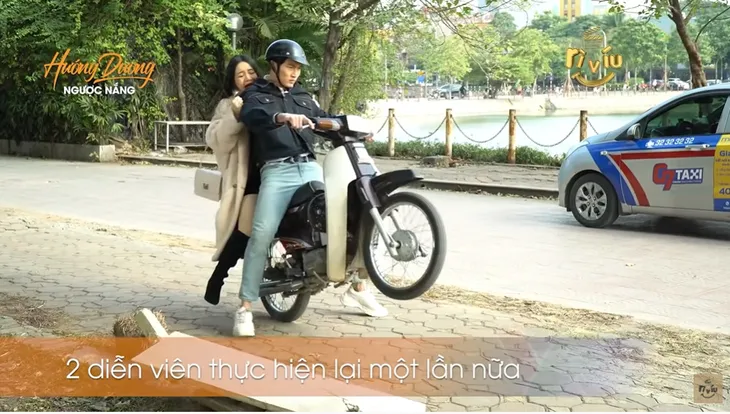 Đình Tú tự ý bốc đầu khiến Quỳnh Kool suýt ngã ngửa trong hậu trường Hướng dương ngược nắng - Ảnh 1. Đình Tú tự ý bốc đầu khiến Quỳnh Kool suýt ngã ngửa trong hậu trường Hướng dương ngược nắng - Ảnh 1.