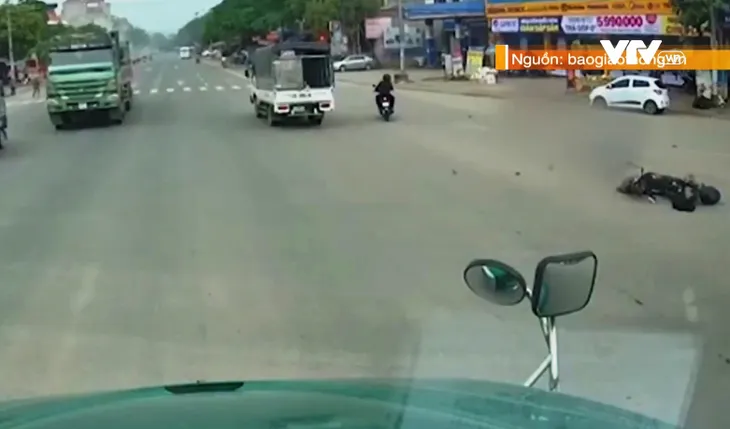 Vượt đèn đỏ, 2 người đi xe đạp điện bị xe tải đâm trực diện - Ảnh 1. Vượt đèn đỏ, 2 người đi xe đạp điện bị xe tải đâm trực diện - Ảnh 1.