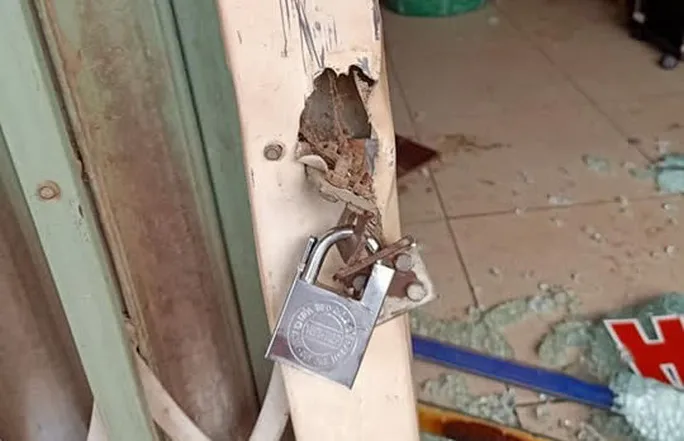 Khóa trái cửa, đổ xăng phóng hỏa cả gia đình người yêu - Ảnh 1. Khóa trái cửa, đổ xăng phóng hỏa cả gia đình người yêu - Ảnh 1.